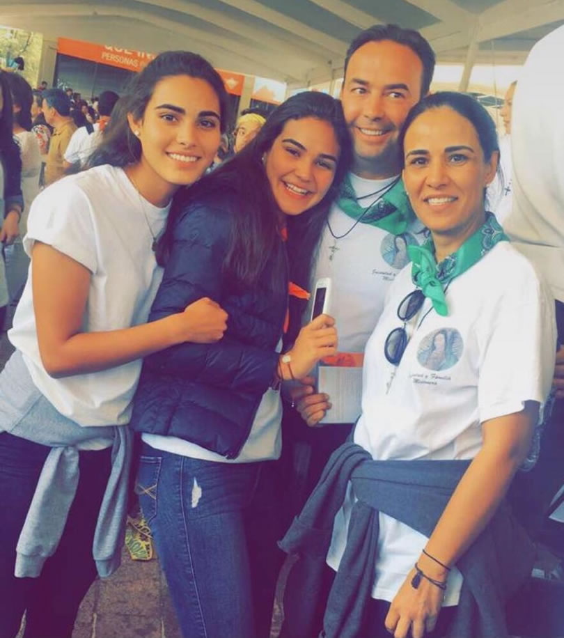 Paulina Gutierrez Candiani con sus Hijas y su Esposo Salvador Monroy Rodriguez